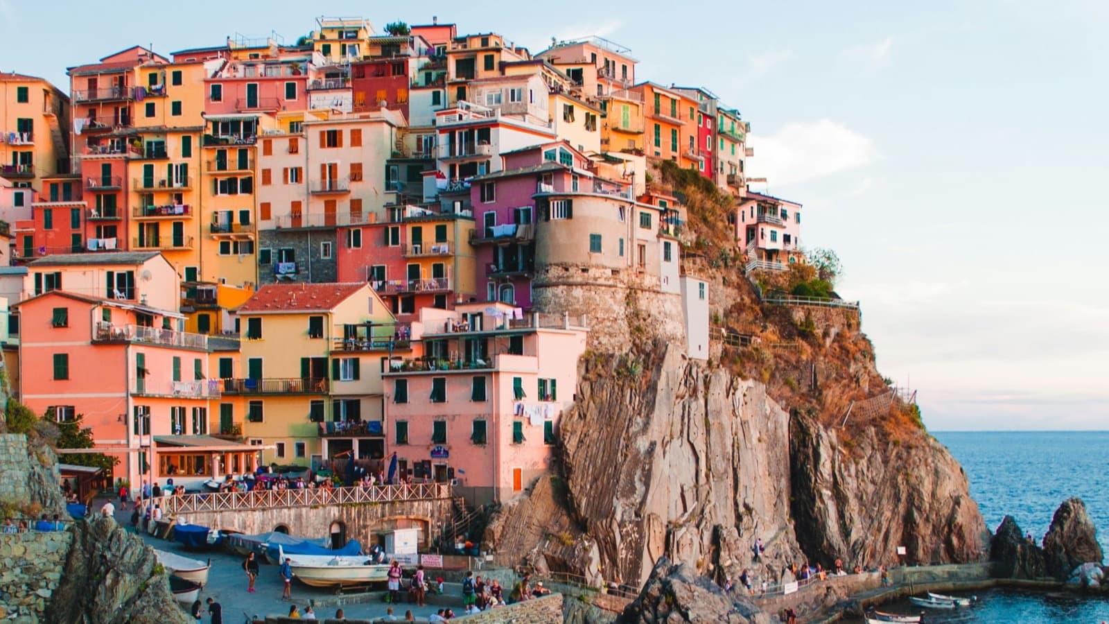 Vilarejo de Manarola, na Itália, ao entardecer